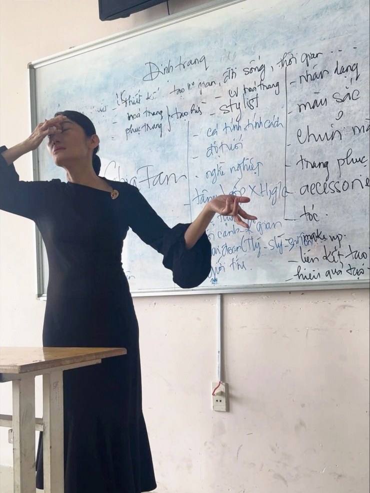Nữ nghệ sĩ nhiều lần bất lực, thậm chí giận đến bật khóc khi dạy mãi sinh viên không làm được. Ảnh: FBNV
