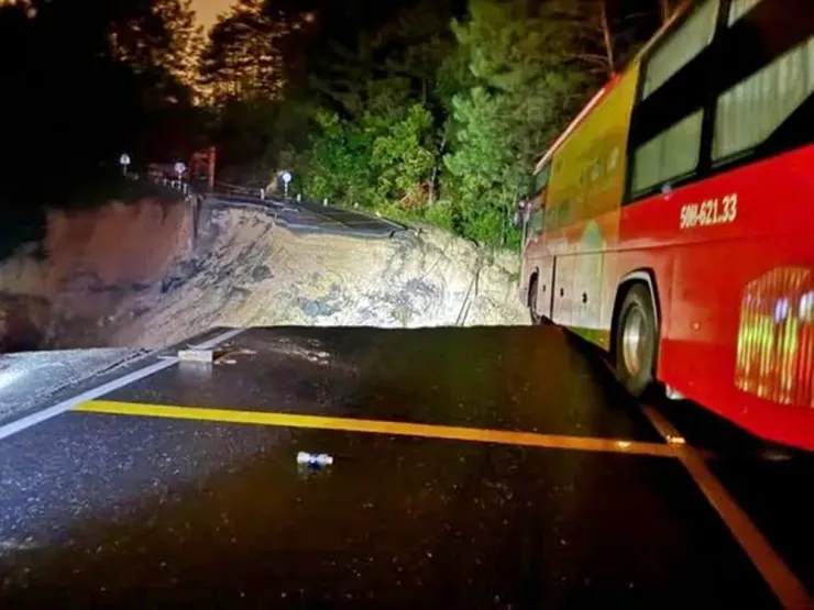 Đoạn đường bị đứt đôi, chia cắt hoàn toàn.