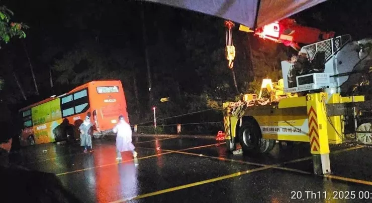 Xe cẩu đến hiện trường kéo xe khách khỏi khu vực nguy hiểm.