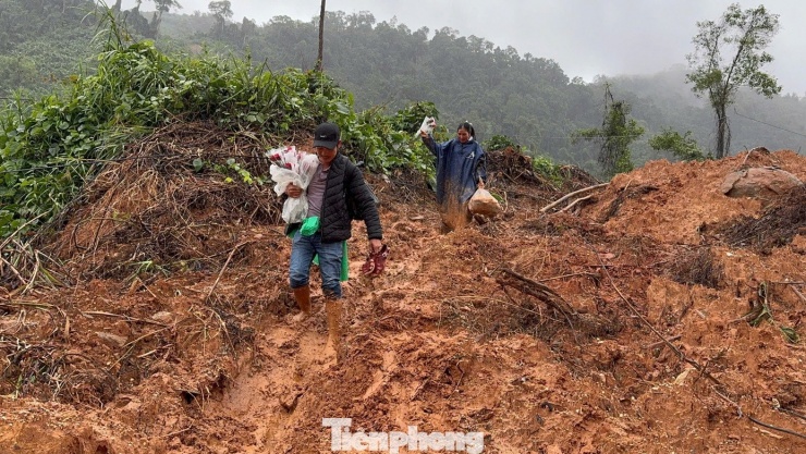 Thầy cô vùng cao Đà Nẵng vượt đường sạt lở để đến trường.