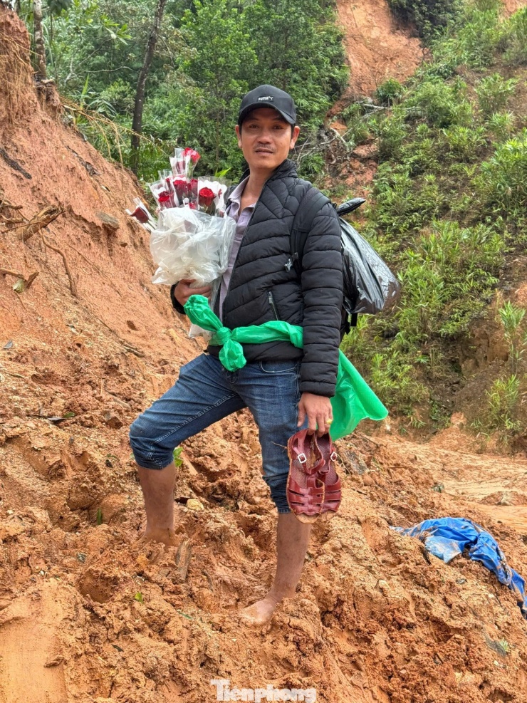 Thầy Nguyễn Trần Vỹ với hành trình gian nan trở lại trường vẫn giữ chặt bó hoa mang lên tặng đồng nghiệp dịp lễ 20/11.