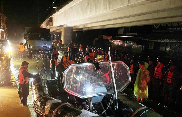 Lực lượng cứu nạn sử dụng phương tiện, thiết bị chuyên dụng và nhu yếu phẩm để ứng cứu khẩn cấp. Ảnh: NX