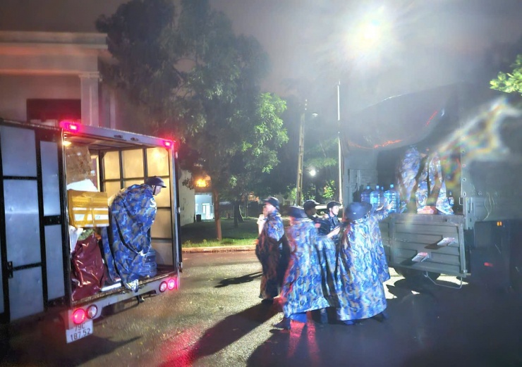 Đặc công nước, hải quân xuyên đêm ứng cứu ở &#39;điểm nóng&#39; ngập lụt Khánh Hòa - 2