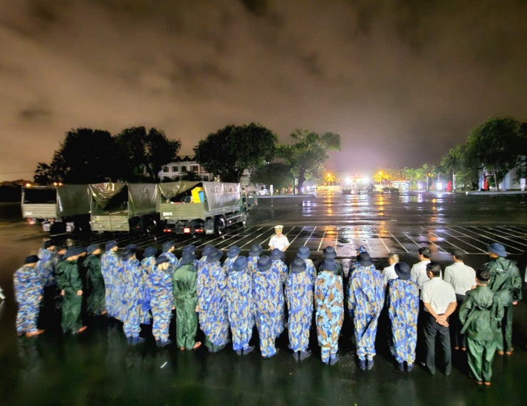 Các đơn vị tinh nhuệ của quân đội đến các "điểm nóng" ngập lụt để ứng cứu khẩn cấp người dân. Ảnh: NX