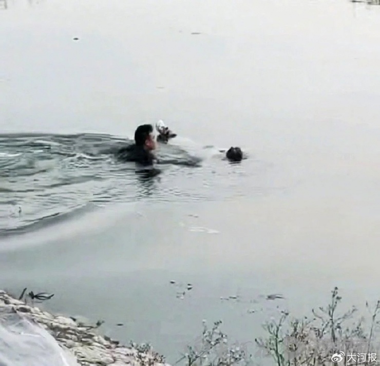 Anh Lỗi lao xuống hồ nước lạnh để cứu người. Ảnh: Ifeng