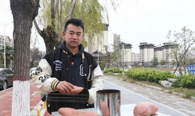 Anh Lỗi là người bán khoai lang nướng hiền lành, tốt bụng. Ảnh: Ifeng