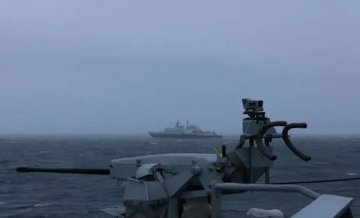 Ảnh chụp từ tàu tuần tra Anh ghi lại lúc tàu nghiên cứu hải dương Yantar của Nga ở khu vực ngoài cùng của vùng biển Anh tại bắc Scotland (không rõ ngày). Ảnh: BỘ QUỐC PHÒNG ANH