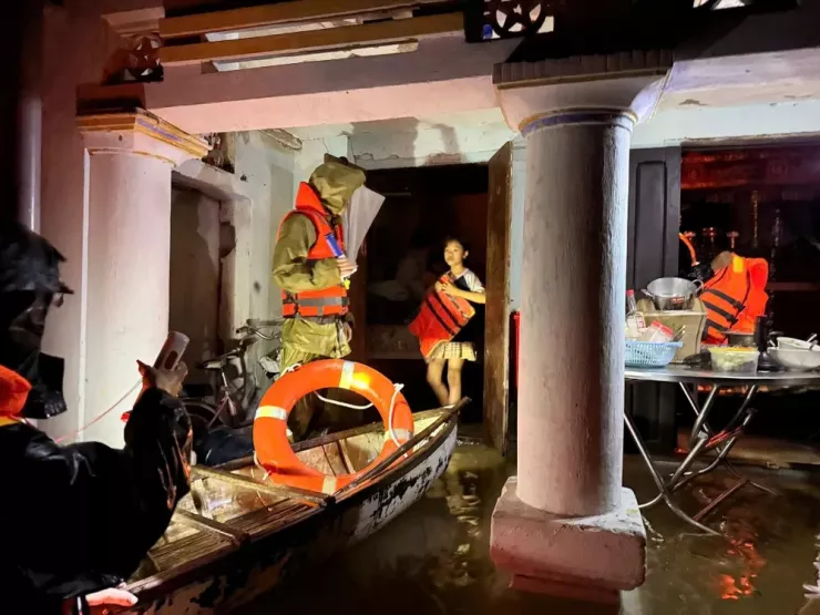 Công an tiếp cận ứng cứu người dân.