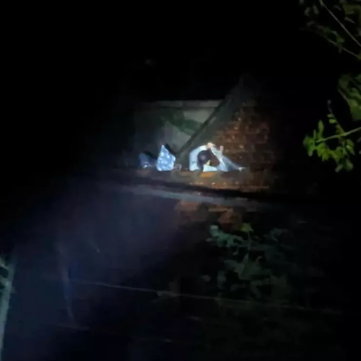 Người dân cầu cứu, leo lên nóc nhà.