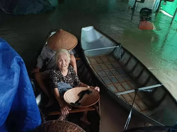 Nhiều người cố thủ trên ghe trong cơn lũ lịch sử.