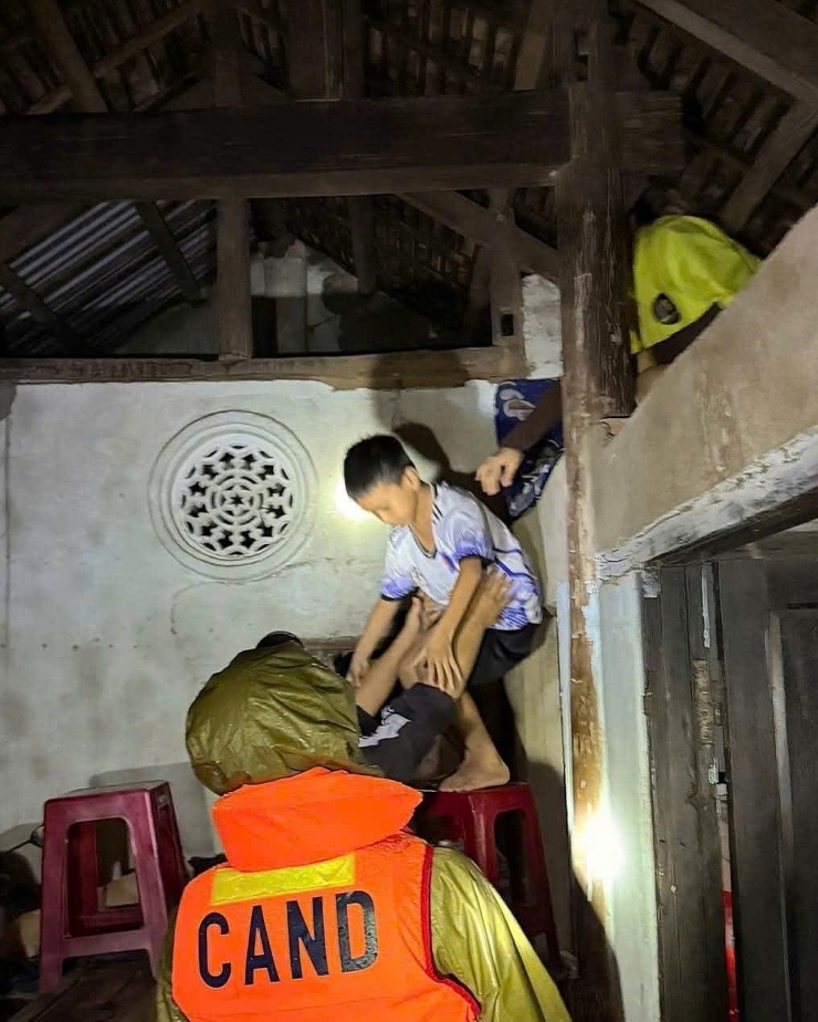 Cứu hộ dân vùng ngập ở Đăk Lăk, Khánh Hòa - 1