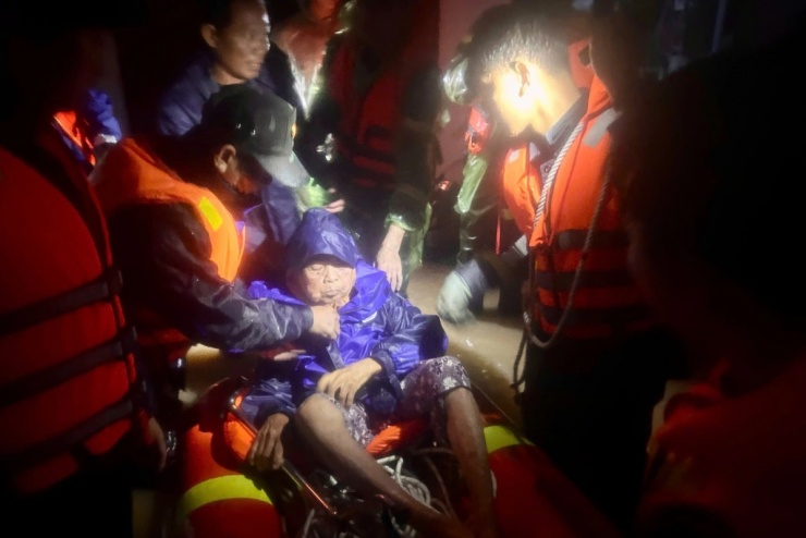 Cứu hộ dân vùng ngập ở Đăk Lăk, Khánh Hòa - 3