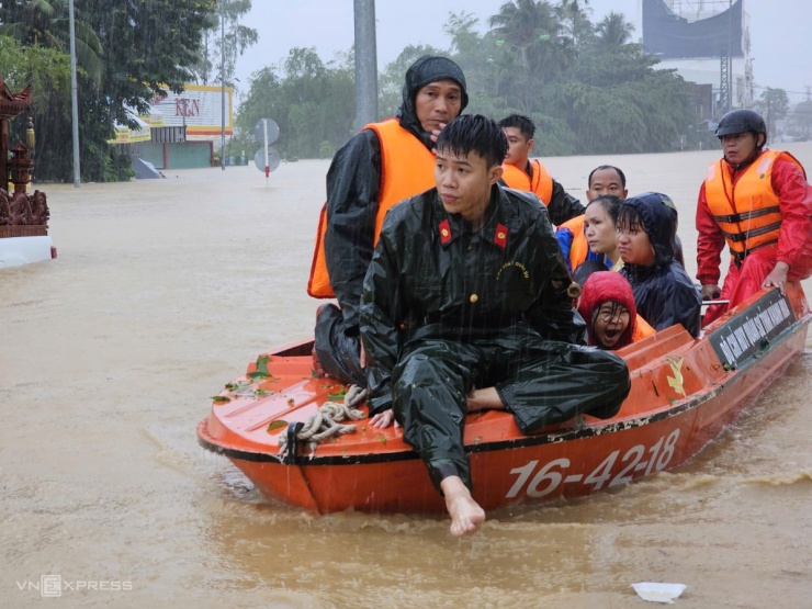 Cứu hộ dân vùng ngập ở Đăk Lăk, Khánh Hòa - 5