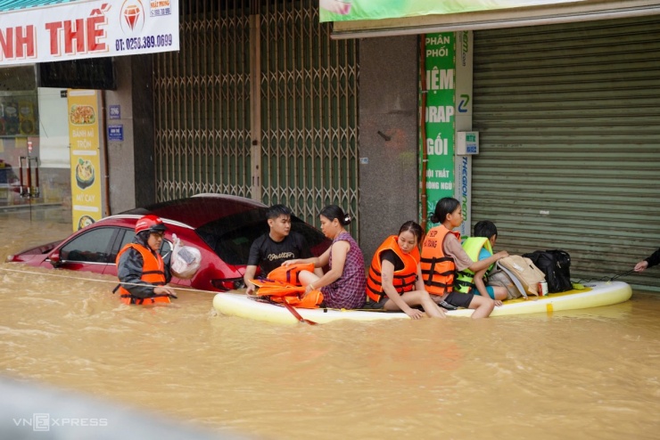 Cứu hộ dân vùng ngập ở Đăk Lăk, Khánh Hòa - 6