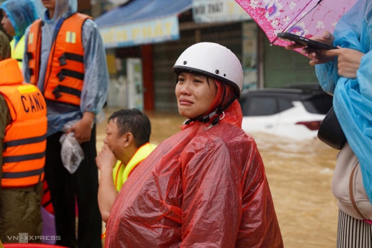Cứu hộ dân vùng ngập ở Đăk Lăk, Khánh Hòa - 9