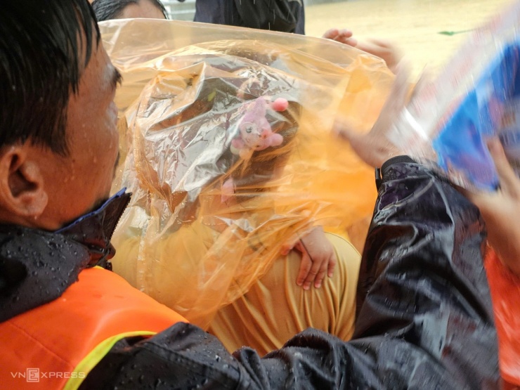 Cứu hộ dân vùng ngập ở Đăk Lăk, Khánh Hòa - 8