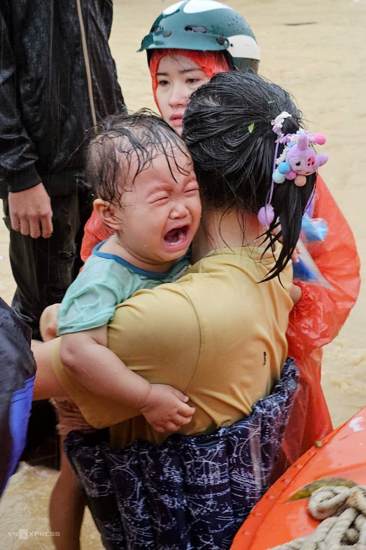 Cứu hộ dân vùng ngập ở Đăk Lăk, Khánh Hòa - 7