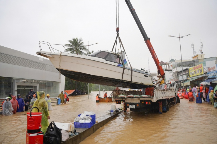 Cứu hộ dân vùng ngập ở Đăk Lăk, Khánh Hòa - 11