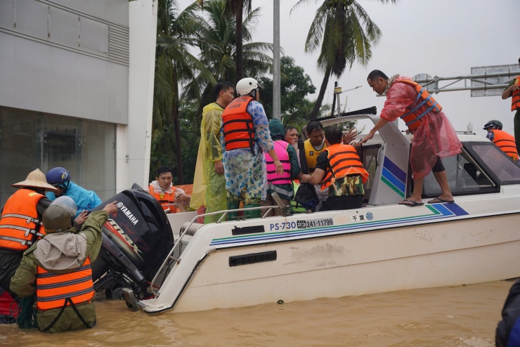 Cứu hộ dân vùng ngập ở Đăk Lăk, Khánh Hòa - 12
