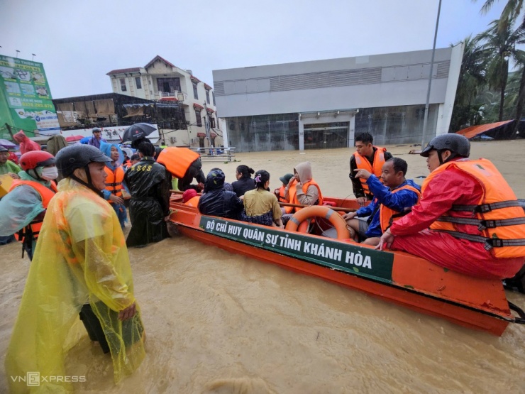 Cứu hộ dân vùng ngập ở Đăk Lăk, Khánh Hòa - 10