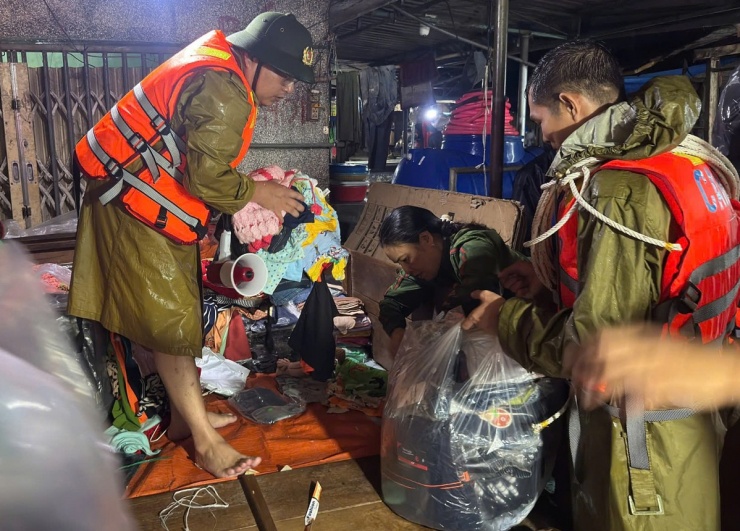 Cứu hộ dân vùng ngập ở Đăk Lăk, Khánh Hòa - 13