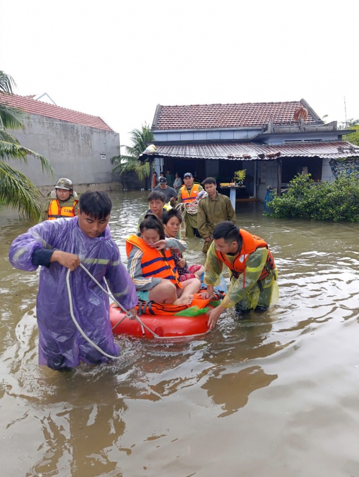 Cứu hộ dân vùng ngập ở Đăk Lăk, Khánh Hòa - 14