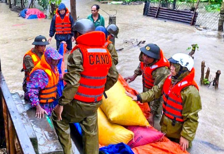 Lực lượng công an di dời tài sản cho dân.