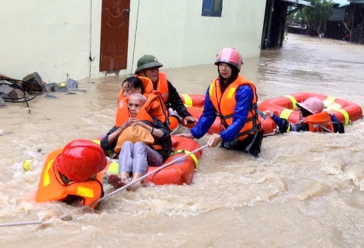 Một cụ ông được sơ tán đến nơi an toàn.