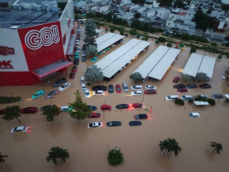 Cảnh hàng loạt ô tô trong khu đô thị ở Nha Trang chìm trong nước - 1