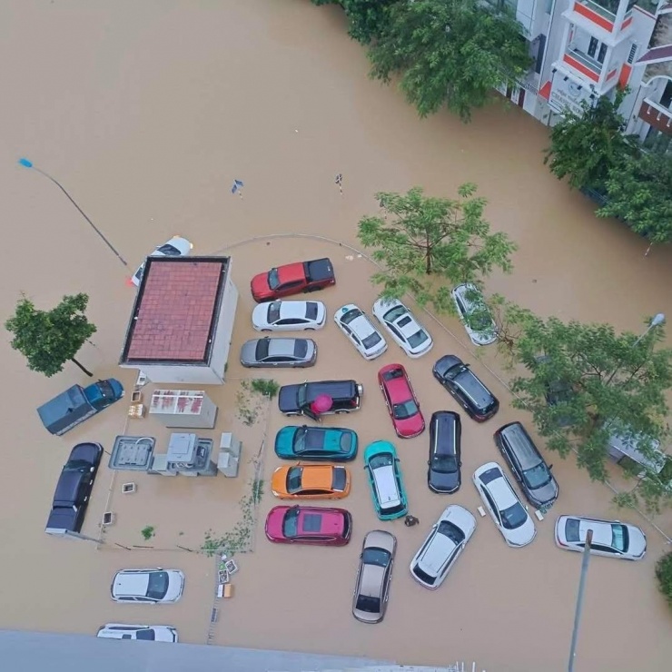 Cảnh hàng loạt ô tô trong khu đô thị ở Nha Trang chìm trong nước - 2