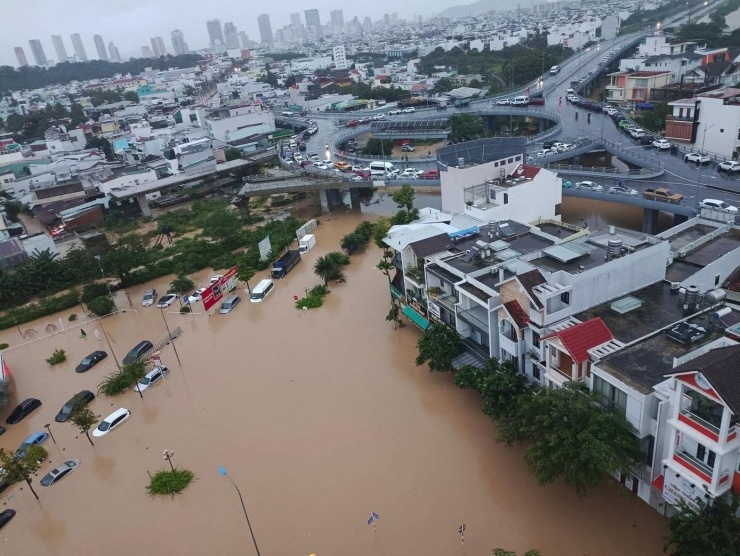 Cảnh hàng loạt ô tô trong khu đô thị ở Nha Trang chìm trong nước - 6