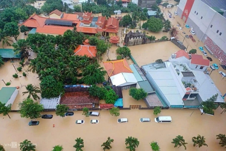 Cảnh hàng loạt ô tô trong khu đô thị ở Nha Trang chìm trong nước - 7