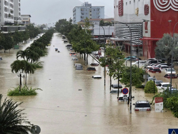 Cảnh hàng loạt ô tô trong khu đô thị ở Nha Trang chìm trong nước - 3