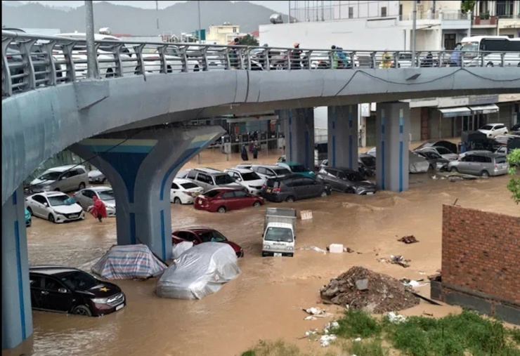 Cảnh hàng loạt ô tô trong khu đô thị ở Nha Trang chìm trong nước - 5