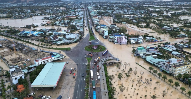 Một số tuyến đường nước lũ đã rút, các phương tiện có thể lưu thông. Ảnh: Nguyễn Minh Thọ.