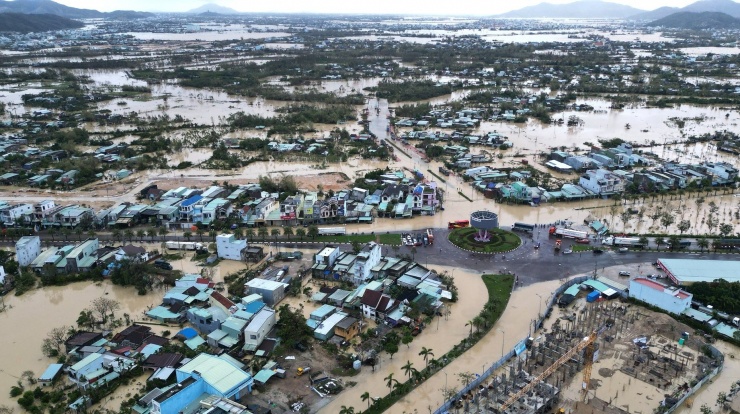 Khu vực Long Vân, phường Quy Nhơn Bắc sáng 20/11 vẫn còn ngập khá nặng. Ảnh: Nguyễn Minh Thọ