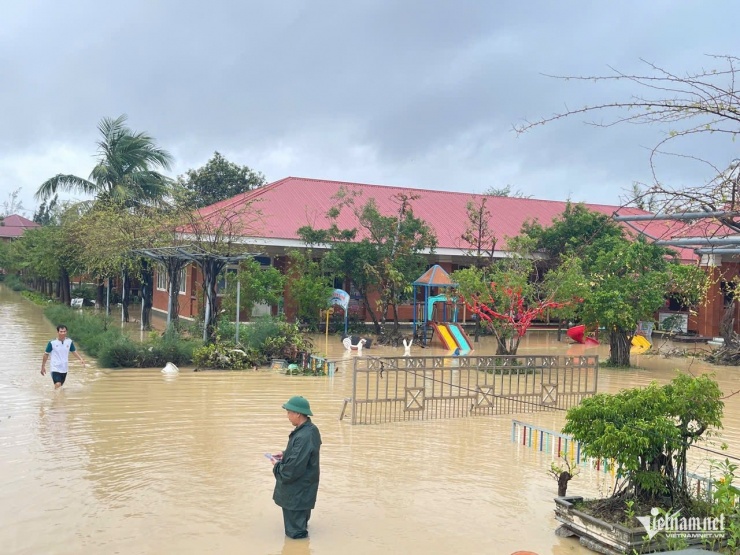 Làng trẻ SOS nước vẫn còn ngập sâu. Ảnh: Trần Hoàn