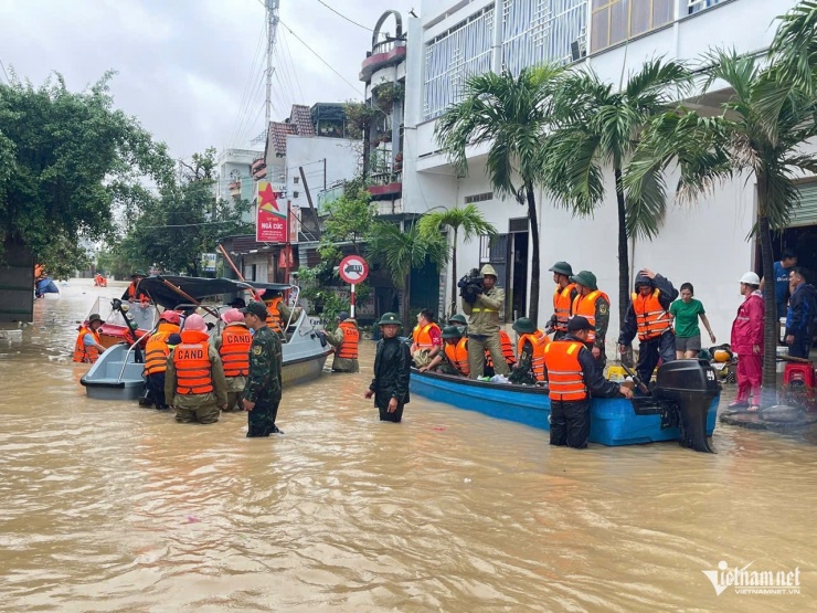 Tại ngã 3 Hồ Đắc Di giao với đường Hùng Vương, phường Quy Nhơn Bắc, hàng trăm cán bộ chiến sĩ Công an tỉnh Gia Lai vận chuyển hàng thiết yếu hỗ trợ người dân. Ảnh: Trần Hoàn