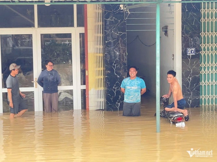 Dọc đường Hồ Văn Huê nhiều hộ dân vẫn còn bị ngập nước đến ngang đùi. Ảnh: Trần Hoàn