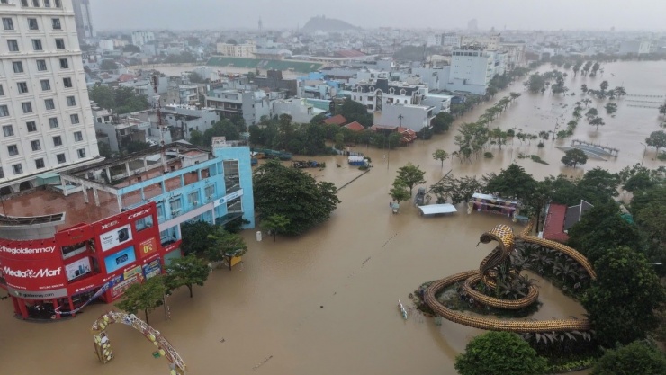 Dòng nước lũ đục ngầu bủa vây các khu dân cư. Ảnh: Tuy Hòa Young TV