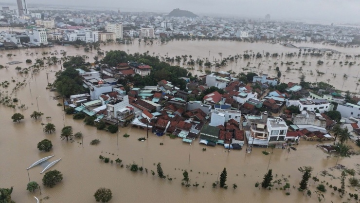 Nhiều nhà dân còn ngập sâu. Ảnh: Tuy Hòa Young TV