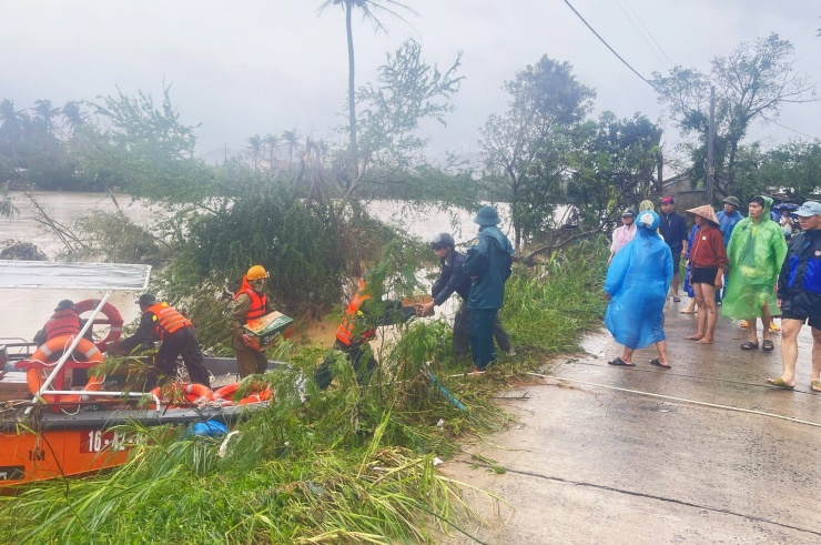 Bộ CHQS tỉnh Đắk Lắk đã dùng xuồng, ca nô vượt dòng nước xiết tiếp cận xã Tuy An Bắc – một trong những địa bàn bị cô lập nặng nề nhất. Ảnh: Dương Tây
