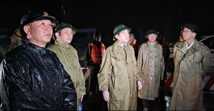 Bí thư Tỉnh ủy Khánh Hòa xuyên đêm đi chỉ đạo ứng cứu người dân.