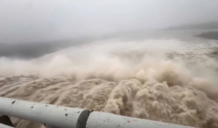 Thủy điện sông Ba Hạ xả lũ vào chiều 19/11. Ảnh: Người dân cung cấp