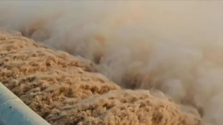 Thủy điện Sông Ba Hạ xả lũ. Ảnh: N.D