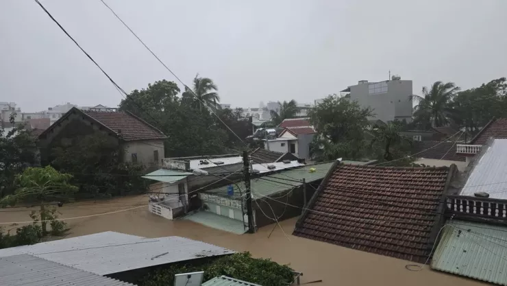 Nhiều căn nhà tại phường Tuy Hòa bị ngập nặng. Ảnh: T.T