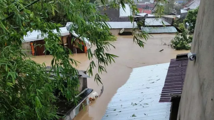 Nhiều nhà dân chìm trong biển nước.