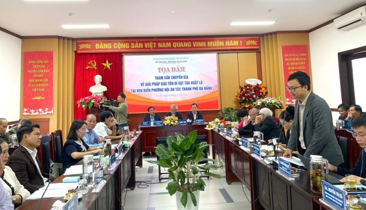 Các đại biểu là chuyên gia, nhà khoa học đóng góp ý kiến tại toạ đàm.