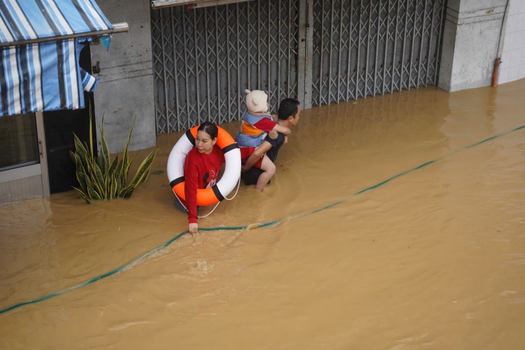 Người dân bám dây, ngồi thúng thoát khỏi lũ xiết - 2