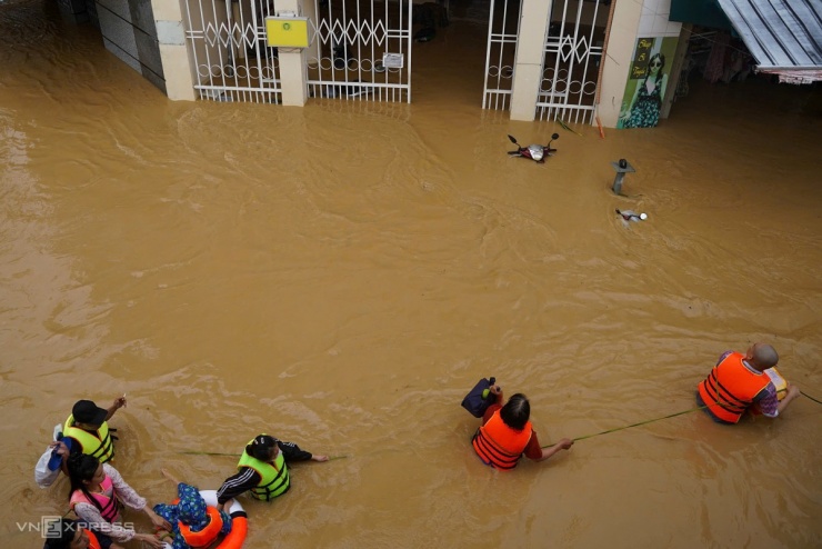 Tại phường Tây Nha Trang, trong những nơi ngập sâu nhất trung tâm tỉnh Khánh Hòa, lực lượng chức năng vào tận từng hẻm, nhà dân để di dời người cao tuổi, trẻ nhỏ đến nơi an toàn.